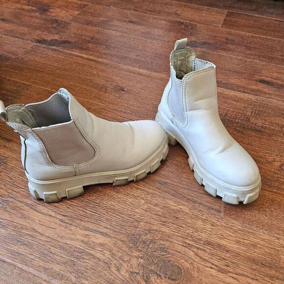 Circus by Sam Edelman Darielle Chelsea Boots with Lug Sole - Picture 2 of 9